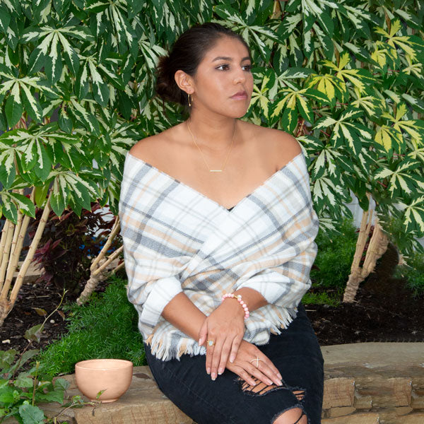 Collar con barra de ópalo blanco sintético bañado en oro de 14 quilates