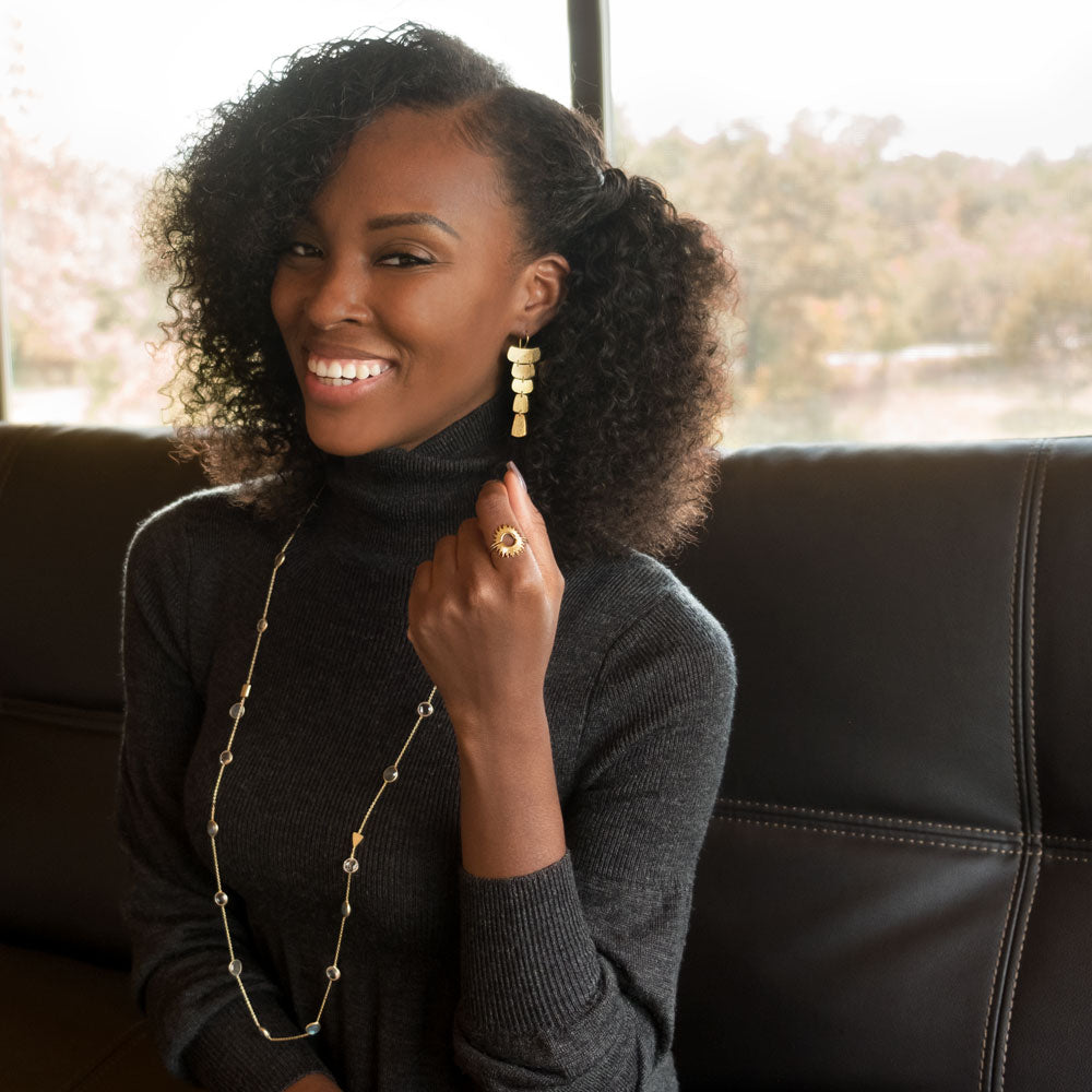 Pendientes con placa en cascada texturizada bañados en oro de 14 quilates