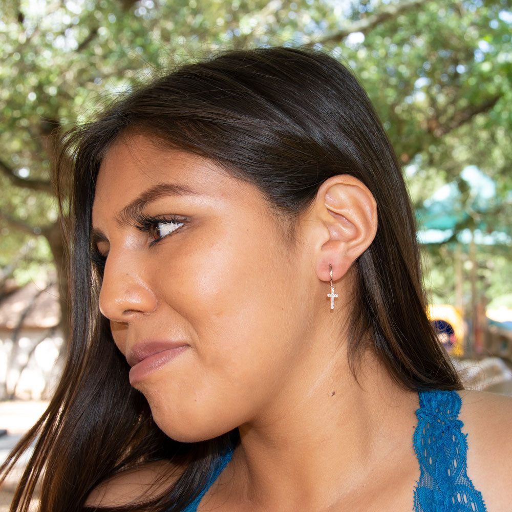 Pendientes de aro chapados en oro rosa de 14 quilates con cruz de circonitas