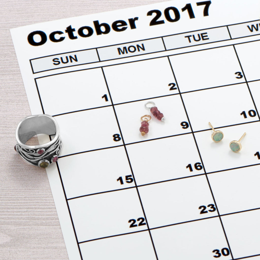 Pendientes con bisel de ópalo blanco sintético chapados en oro de 14 quilates