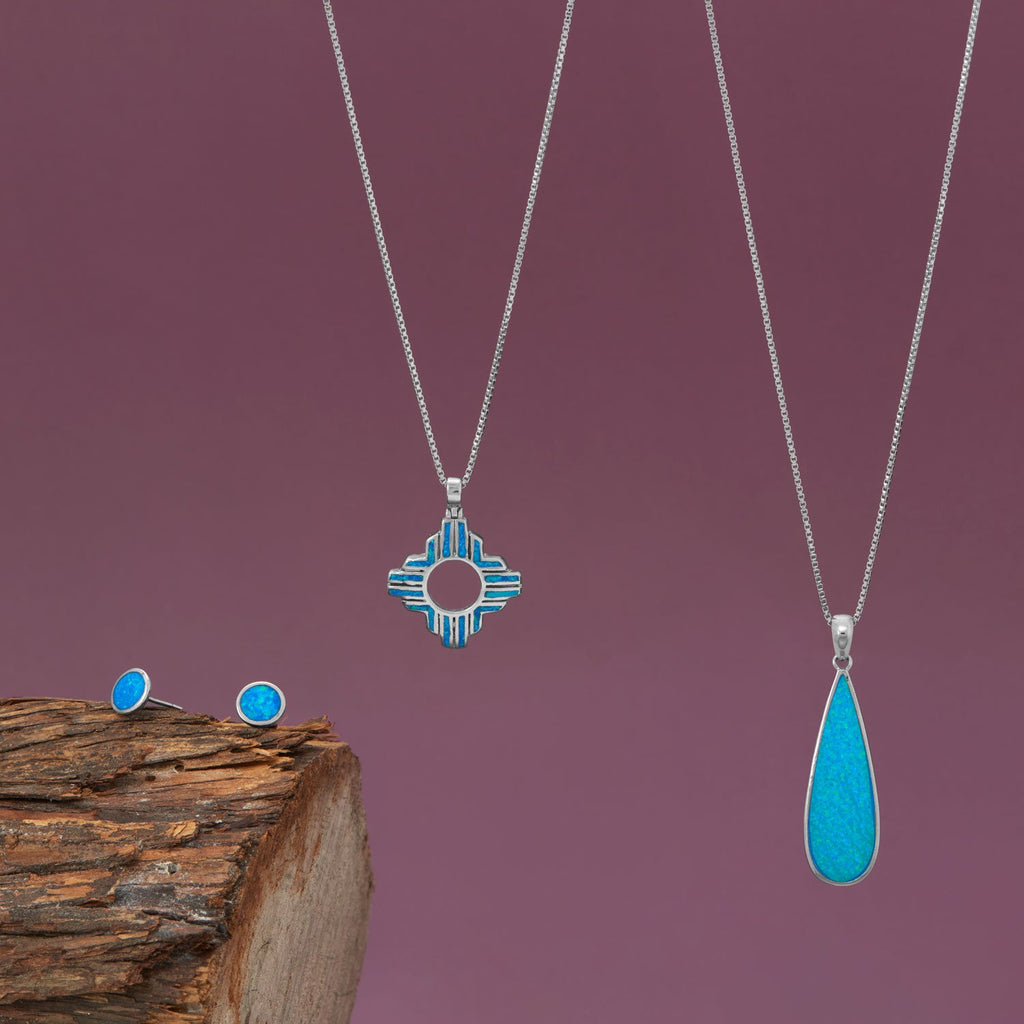 Colgante de pera alargada de ópalo azul sintético bañado en rodio